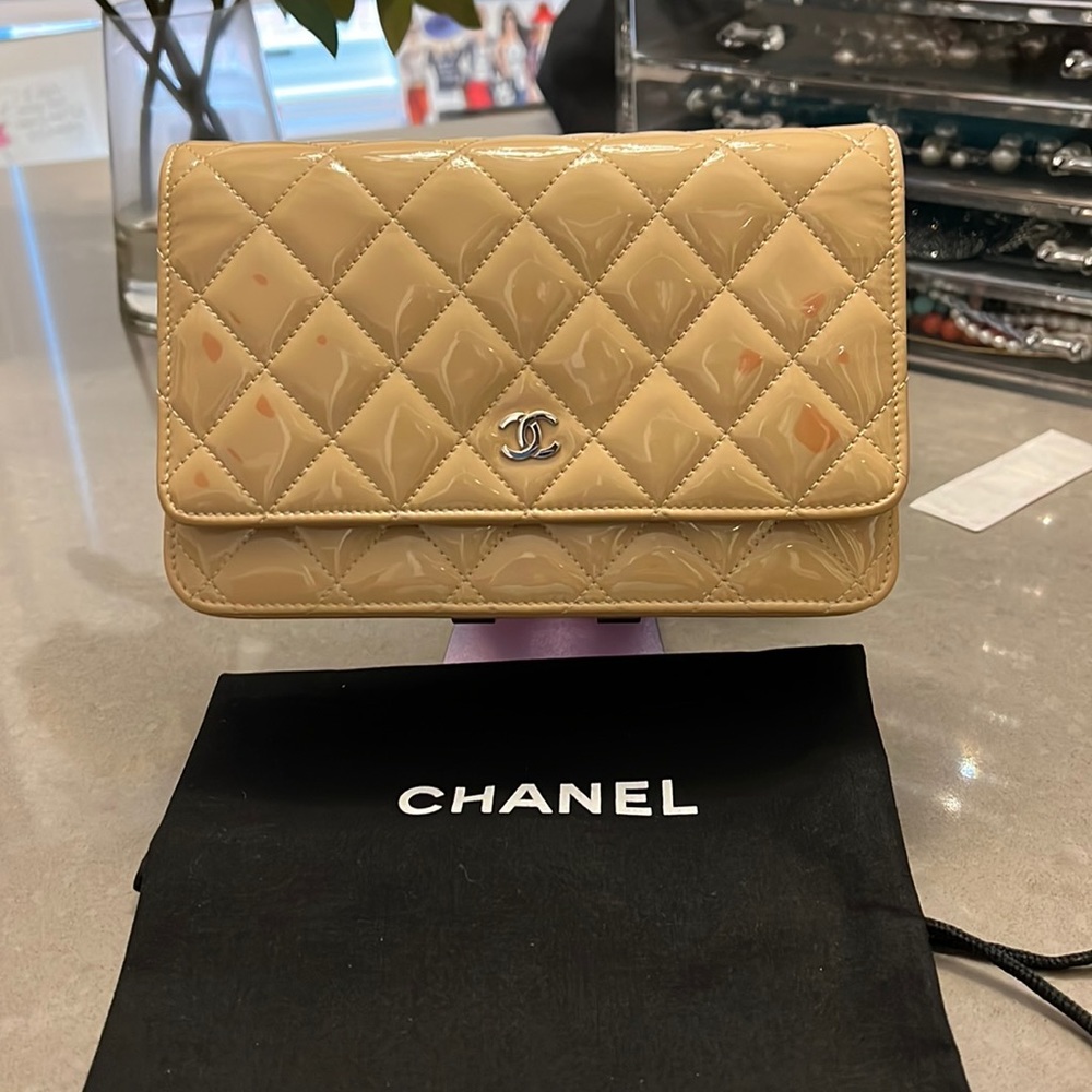 Chanel Wallet On Chain. Crossbody. Beige patent leather with silver hardware.